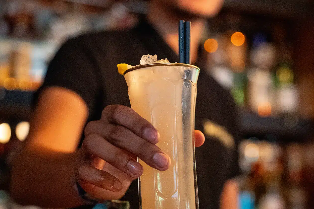 bota pub cocktail barman