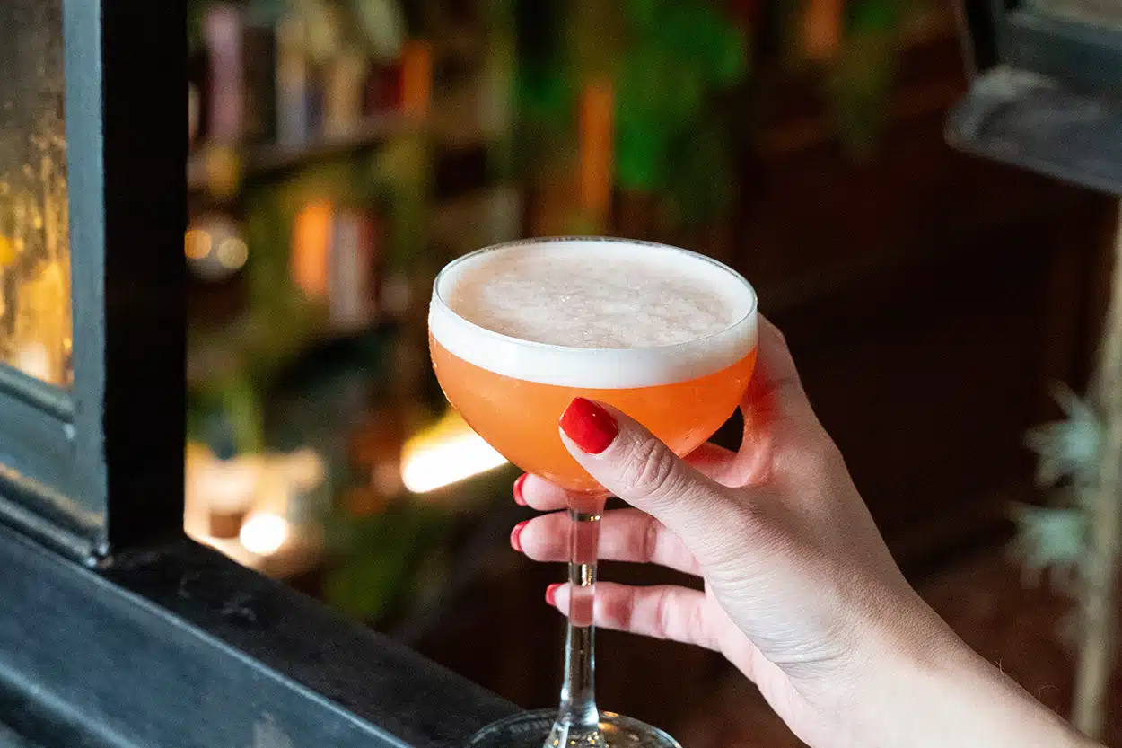 bota pub cocktail fenêtre