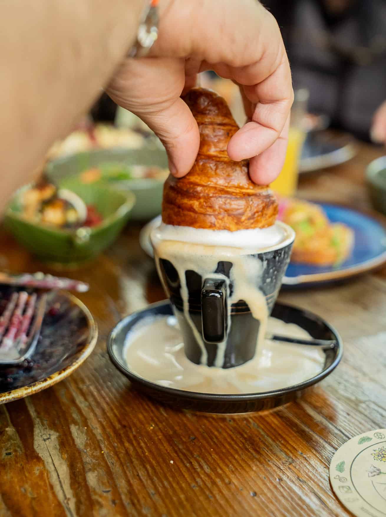 Croissant trempé dans un café au Bota Pub