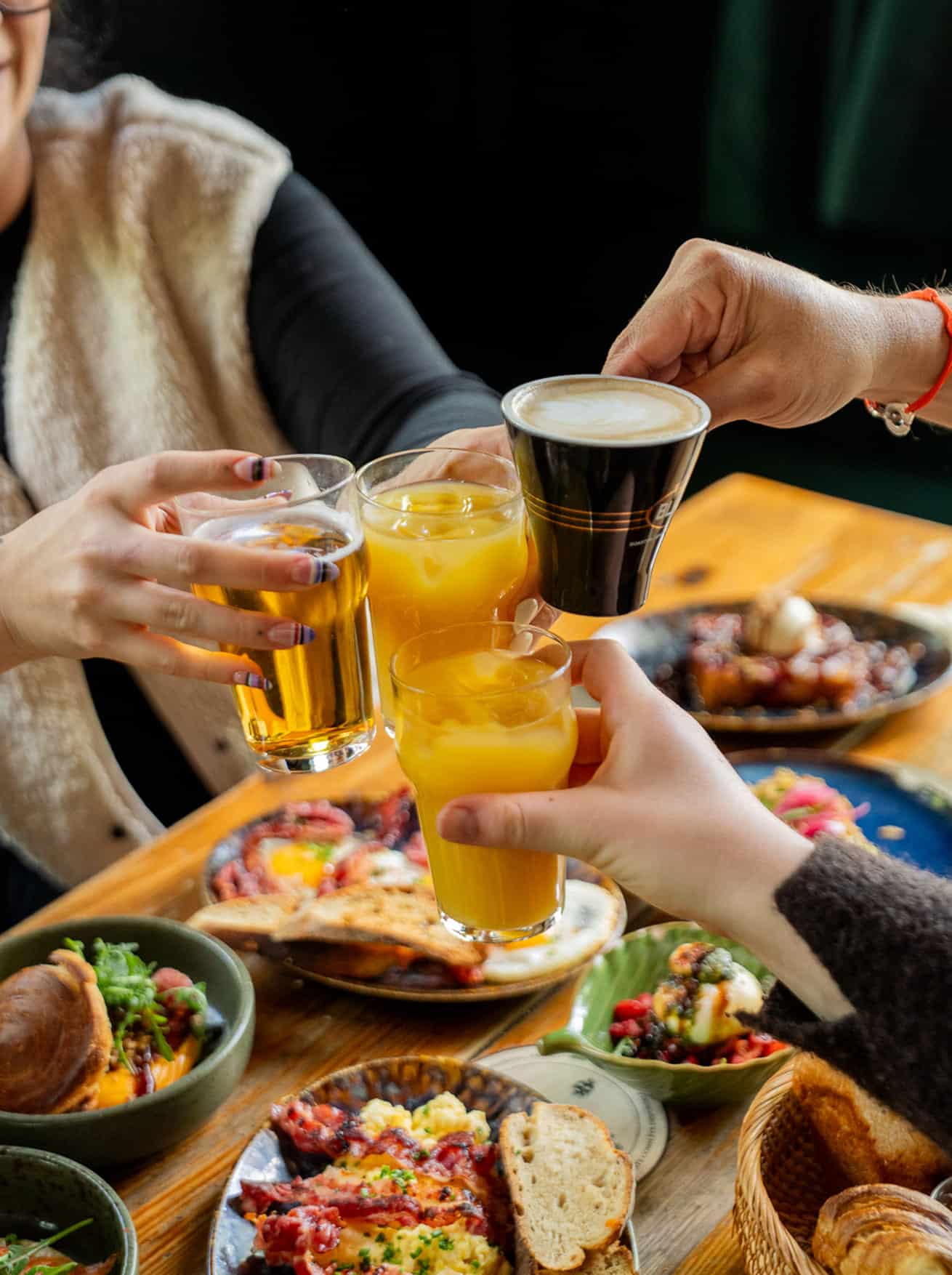 Boissons fraîches partagées autour d’un brunch au Bota Pub à Toulouse
