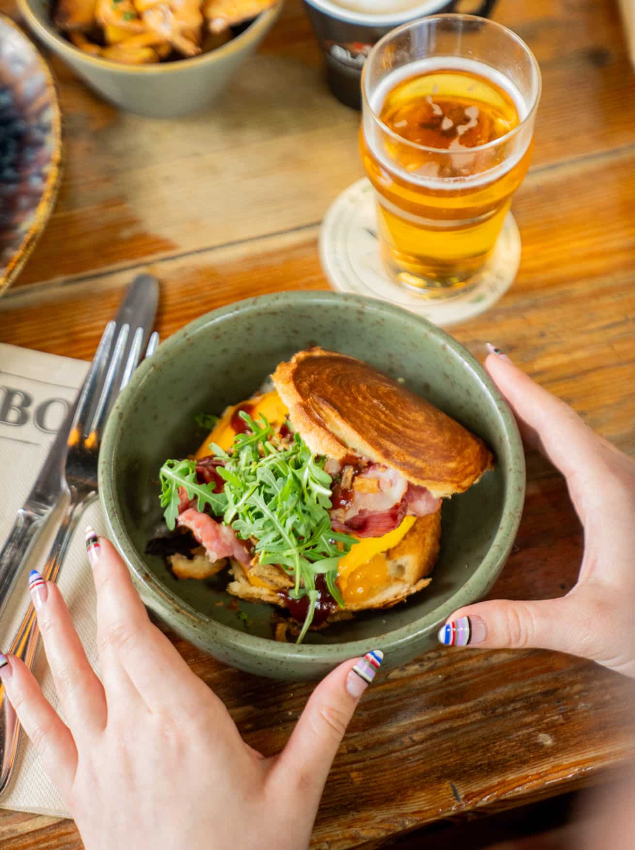 Plat brunch généreux servi au Bota Pub