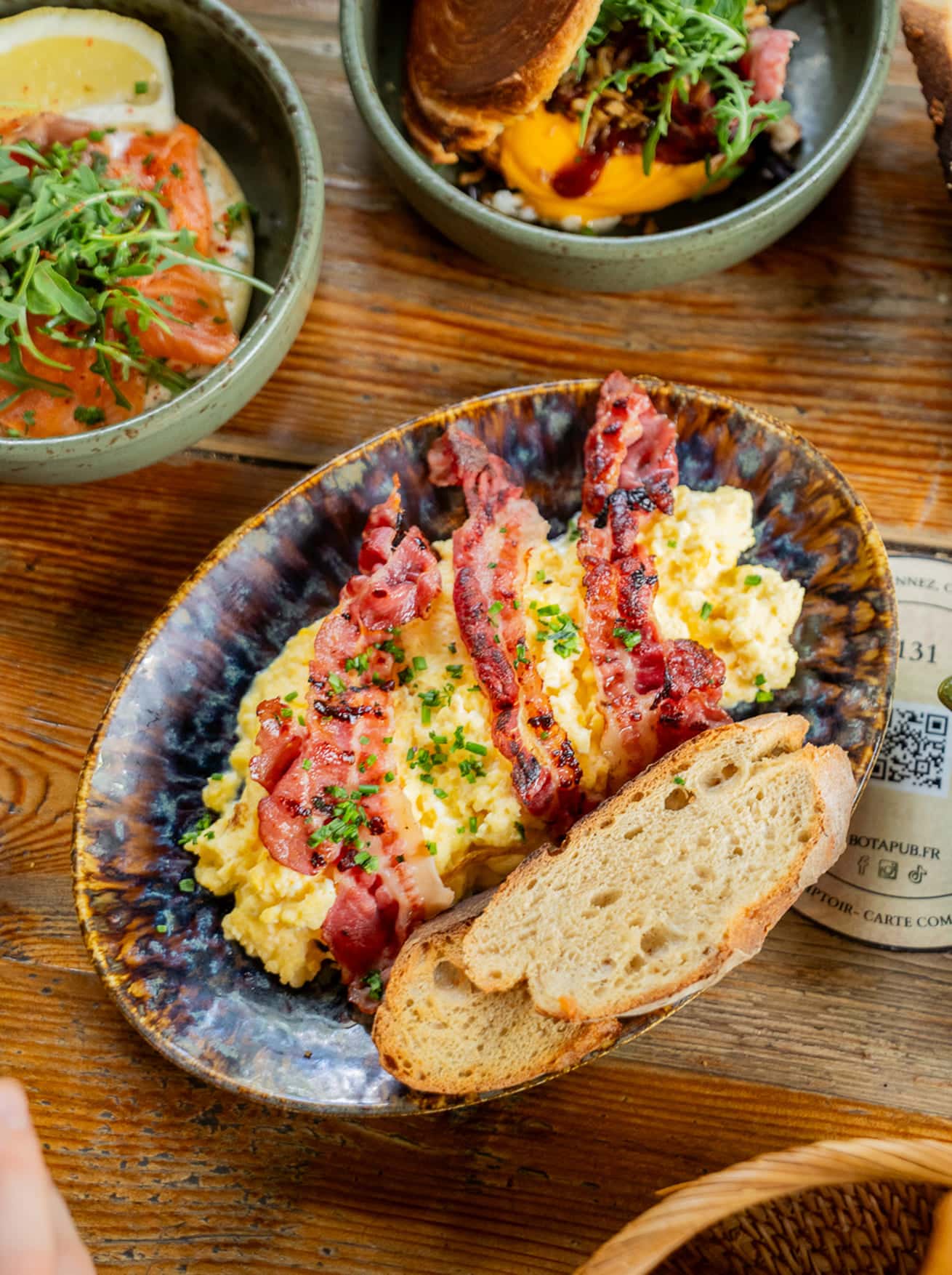 Œufs brouillés avec bacon servis au brunch du Bota Pub à Toulouse
