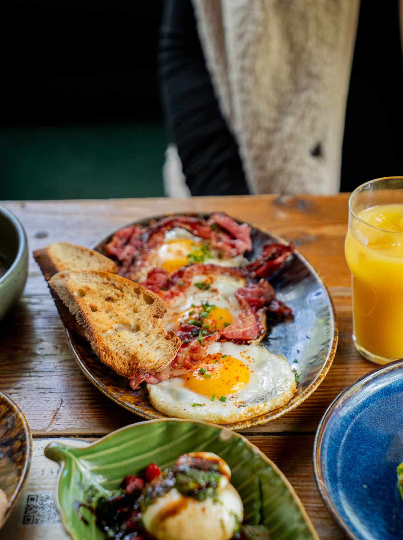 Assiette brunch avec omelette, bacon et toast au Bota Pub à Toulouse