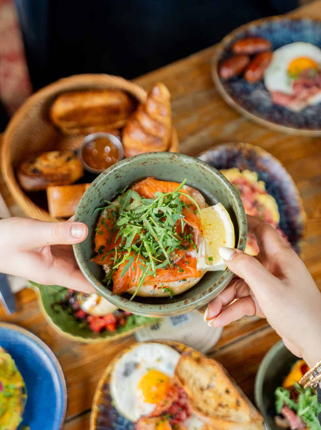 Plat brunch au saumon servi au restaurant bar Bota Pub à Toulouse