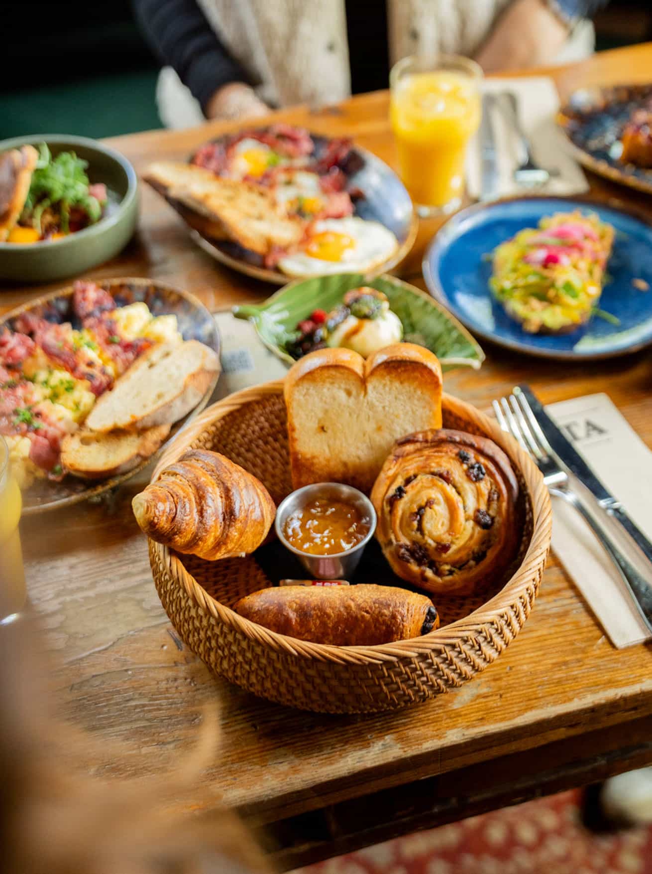 Table de brunch avec viennoiseries, plats et boissons au Bota Pub à Toulouse